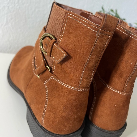 St. Johns Bay Womens Dalian Chelsea Ankle Boots Brown Low Heel Zip Size 10 Shoes - Picture 3 of 12